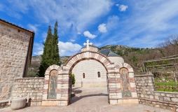 Монастырь Подмаине (Подострог), главный вход, Будва, Черногория
