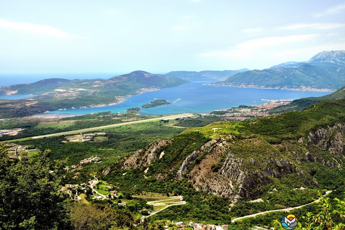 Вид на Тиват, залив и взлетно-посадочную полосу аэродрома, Черногория